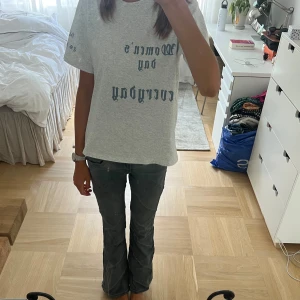 Jeans  - Anvönda 1 gång. Coola detaljer!!