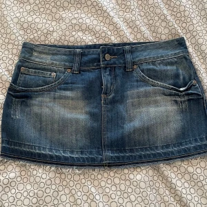 Jeanskjol mango -  Den är köpt begagnat men nästan aldrig använt av mig eller den jag köpte av. Säljer för att den aldrig kom till användning pga lite för liten. Den är i storlek 40 men skulle mer säga att den är som en 36/38. 