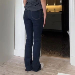 Jättesnygga mörkblå bootcut jeans - Jättefina jeans, använda kanske två gånger så i jättefint skick💗