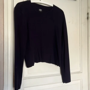 marinblå tröja🩷 - marinblå tröja ifrån crocker i storlek XS🩷 klippt längst ned, därav priset🩷fin att ha vit linne under🩷