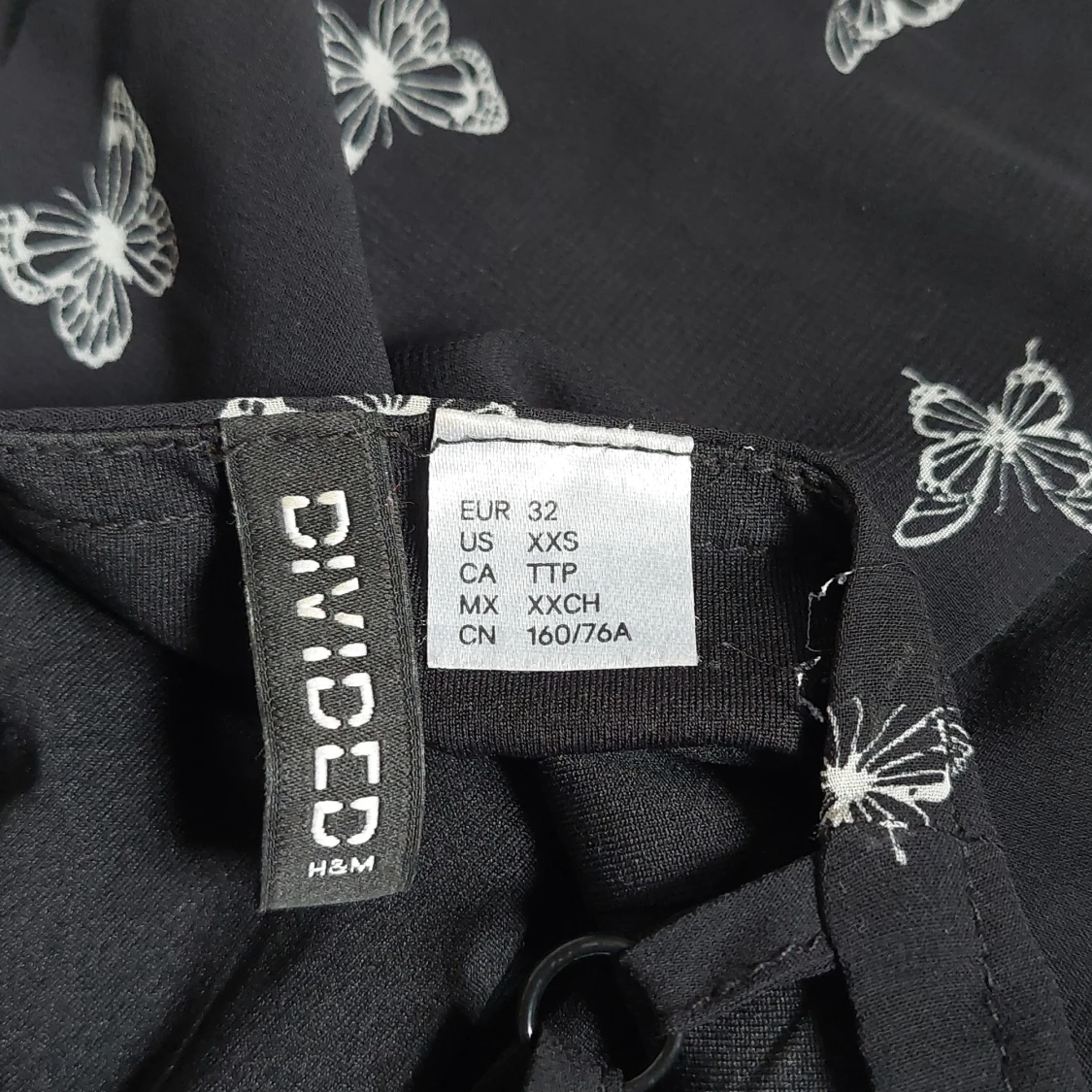 Svart klänning med fjärilsmönster från H&M Divided - 91