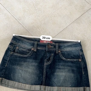 Jeans kjol - Några defekter men dom syns på bilderna