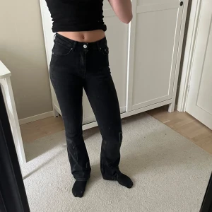 Svarta jeans  - Snygga och bekväma jeans. Fint skick. Passar mig som är nästan 170cm💕