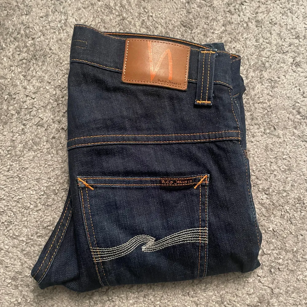 Säljer dessa Nudie jeans i storlek 29/30 nästintill nyskick 399kr . Jeans & Byxor.