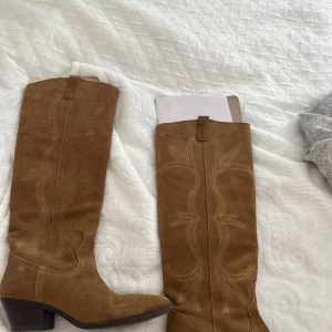 Bruna  cowe boy boots  - Bruna mocka cowboy boots från Mango köpte för någpt årsen men använder dom sällan. Original pris 1500. Tror inte domma sälls längre. Skriv frågor bilder mm 