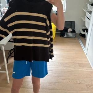 Stickad tröja 💕 - Säljer då den inte passar min stil längre 💕 Passar även s 