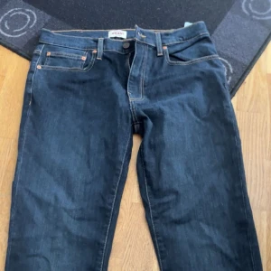 Grant Jeans - Blåa Grant jeans, inte använda så mycket dem ser helt nya ut, skick:10/10, storlek: W:33 L:30