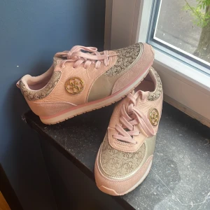 GUESS skor  - Hej. GUESS skor, Använder några gånger men i Bra skick.  pris kan diskuteras 