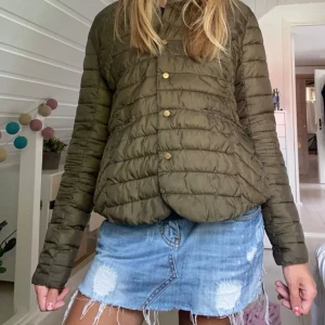 Jacka - Så så fin jacka som passar perfekt till både höst, sommar och vår. Köpt här på plick men jackan är i topp skick, aldrig använd av mig 💕storlek 42 men som ni ser på bilden skulle jag säga att den passar xs-s