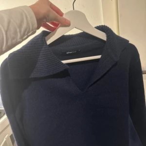 Snygg stickad tröja - Köpt på Vinted. Bara använd några få gånger av mig och den förra ägaren. (Lånade bilder) 