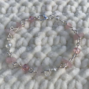 Armband  - Vackert armband av rosenkvarts och facetterade glaspärlor🤍🌸 Finns 3 st matchande armband till🫐