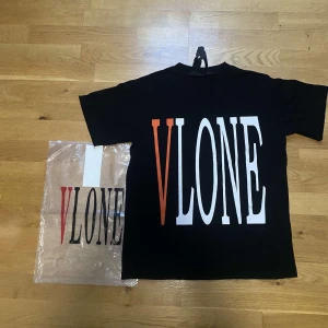 Vlone t-shirt - Vlone tröja perfekt för sommaren för ett riktigt bra pris! Skick 7/10 det är bara att skriva vid funderingar eller liknande
