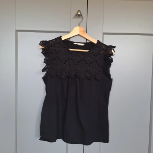 Topp anglaise, svart spetstopp strl 8  - Topp anglaise, svart spetstopp strl 8. Nyskick, bara testad. Missa inte mina andra annonser 🥰❤️