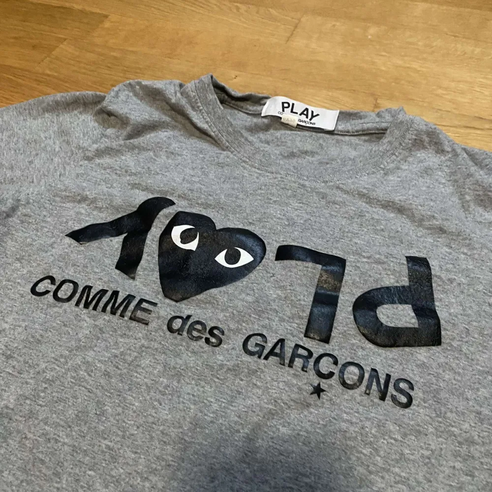 En tvär fin Cdg tröja, skick 9/10 och det är bara att skriva vid funderingar eller liknande!. T-shirts.