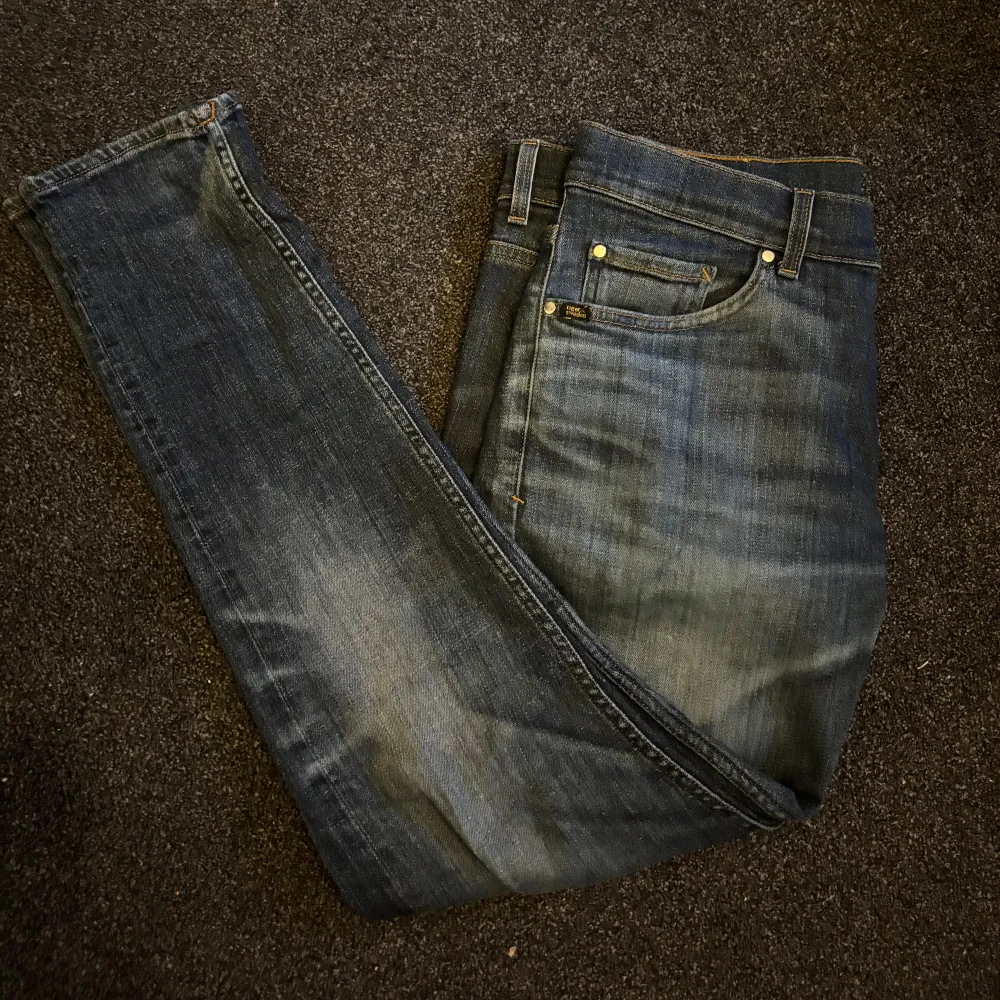 Riktigt feta TOS jeans🌟   cond 10/10  Köpta för 1599kr  Passar dig som är runt ~ 180cm  Billigare vid snabb affär🤝🏼  Tveka inte på höra av dig vid någon fråga😁. Jeans & Byxor.