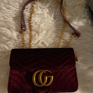 Gucciliknande väska i sammet - Gucciliknande väska i sammet, minimalt använd, i nyskick. 