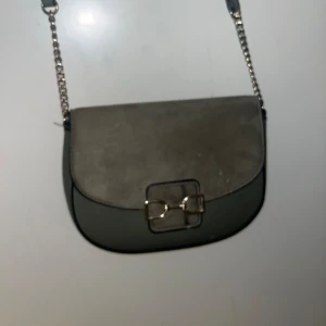 Fin mörk grön väska - Riktigt bra skick, lång arm rem. Får plats med det mesta.