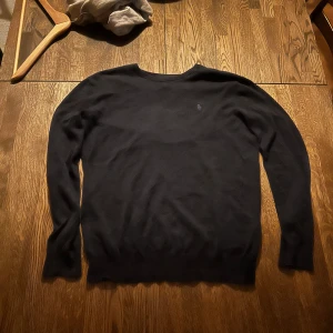 Ralph lauren sweatshirt - Säljer en skit snygg Ralph lauren sweatshirt som är mörkblå. Den passar för både S och M och är i bra skick!