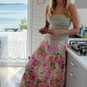 Tubtopp - En fin topp från zara. I bra skick utan några skador på tyget. Använd några gånger💕