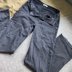 Pull&Bear jeans - Säljer mina jättesnygga jeans från Pull&Bear då de tyvärr är för små för mig! Skulle säga att storleken är 34-36