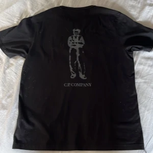 Cp company t-shirt - En väldigt fin cp company tröja köpt i butik. 10/10 skick. Otroligt snygg tröja enligt mig och säljer den pågrund av att jag inte använder den så mycket.Nypris 1200kr.