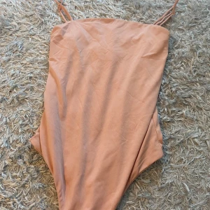 Ljusrosa body i storlek XS - En ljusrosa body i storlek XS ifrån bikbok. I bra skick. Säljer pga att den inte kommer till användning. Den är mer i det rosa hållet än vad bilden visar🫶🏼