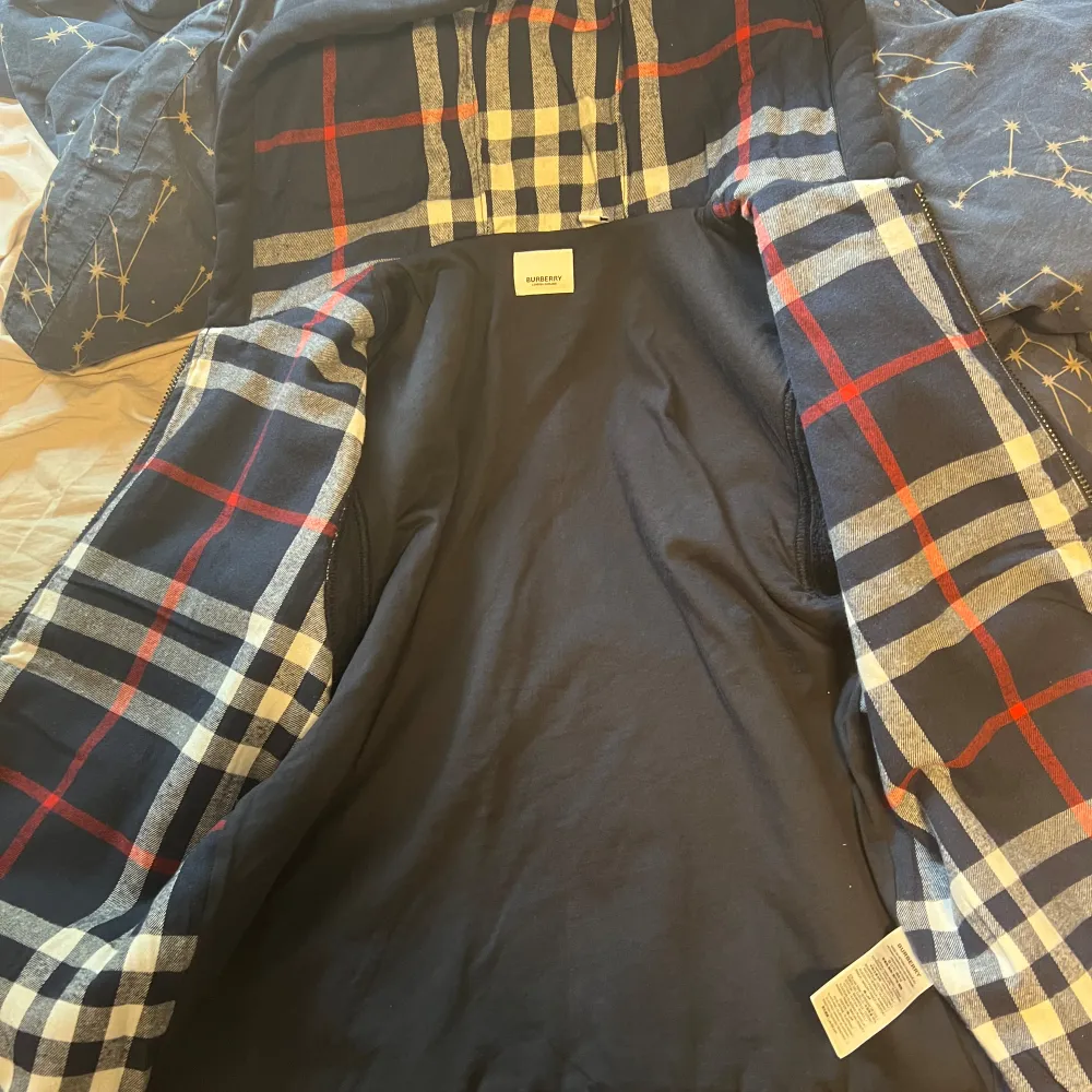 Sällsynt burberry kofta i marinblå med röd/vita detaljer storlek S men kan passa XS också då dene liten i storleken. Priset är inte hugget i sten. Pruta på!. Hoodies.