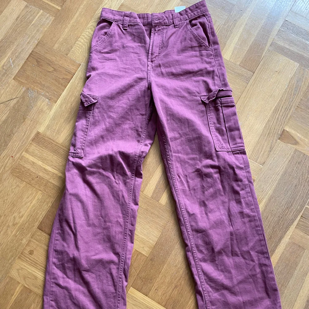 Lila/ vinröda byxor från H&M. Färgen är mer som i bild 2. I bra skick. Skriv för mer bilder eller mått.. Jeans & Byxor.