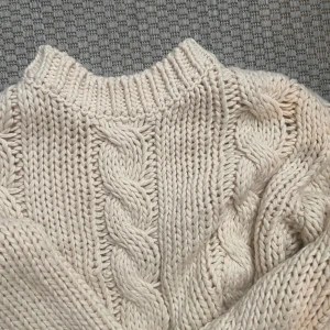 Stickad tröja - Jättefin kabelstickad tröja ifrån NA-KD, säljs då den tyvärr ej kommer till användning🤍 storlek xxs/xs men sitter som en xs/s, lite kortare i modellen 🐆nyskick !! Nypris - 449 kr