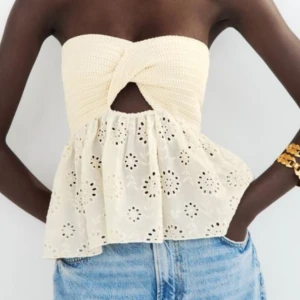 Beige Zara topp - Säljer denna beigea bandeau topp som aldrig är använd, den är så fin och finns inte längre på zara🤗