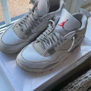 Jordan 4 oreo - Bra skick Box (lite skadad) och tillbehör medföljer. Nypris idag ca 9000  Mitt pris 1500. Storlek 44 ÄKTA. Kvitto saknas därav priset. Hör gärna av er vid frågor eller funderingar. Pris kan diskuteras 