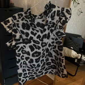 Blus - Leopardblus i storlek S