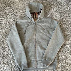 Burberry kofta - Burberry kofta grå, Storlek S. Säljer för att den inte passade mig. 