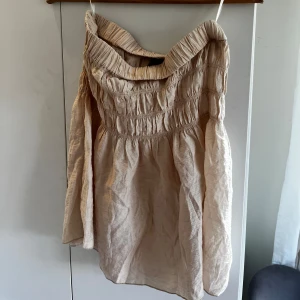 kjol - renast ut och säljer nu bland annat den här fina kjolen i en beige färg. Jag har även använt denna som en topp vilket är super snyggt!! 