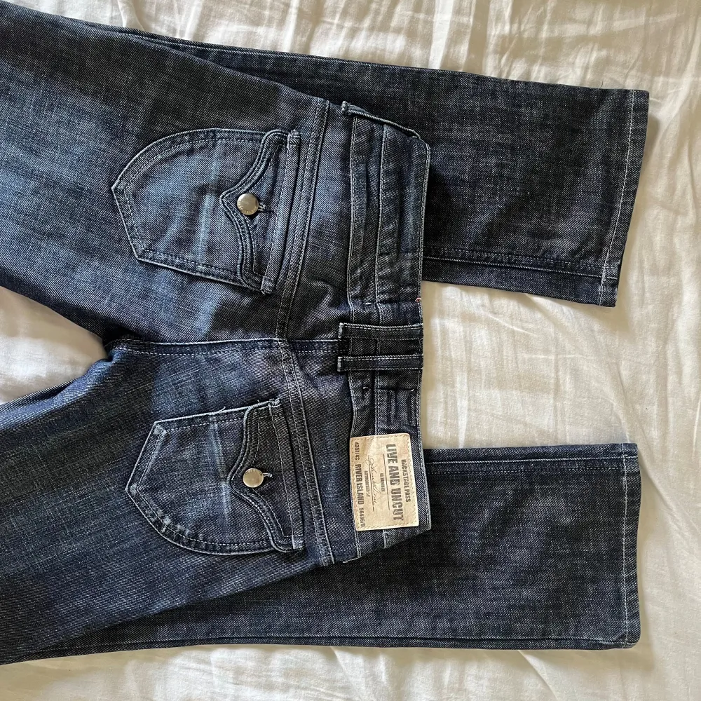 jätte fina jeans från River Island. De är väldig lågmidjade och i fint skick! midjemått ~ ca 35 cm innerbenslängden~ ca 73 cm. Jeans & Byxor.