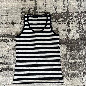 Säljer detta randiga linnet! - Det står ingen lapp på storlek men jag skulle säga att det är mellan storlek XS/S! Den är från H&M