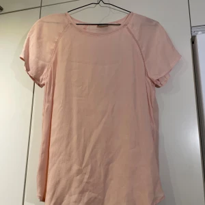 Vera Moda T-shirt, S  - En ljusrosa Vera Moda T-shirt i storlek S  Superbra skick 