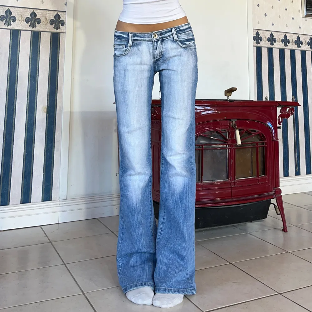 Fina låga vintage jeans i bootcut💞 midja 80cm & Innerben 84cm💞stretchiga, i toppskick! Jag är ca 165. Jeans & Byxor.