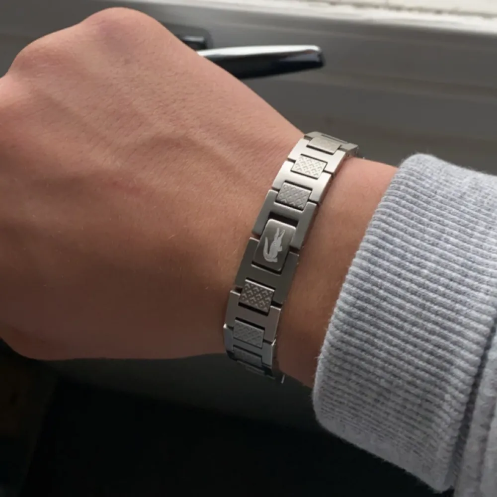 Säljer mitt knappt använda Lacoste armband. Har plockat bort ett par länkar på den men alla medföljes + asken till det och alla dustbags Nypris 1300-1500 . Accessoarer.