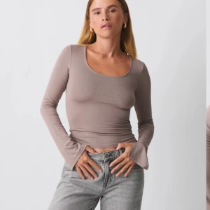 Långärmad topp - Säljer denna beiga tröja i stolek m då den är för stor för mig. Använd 1 gång, som ny. 