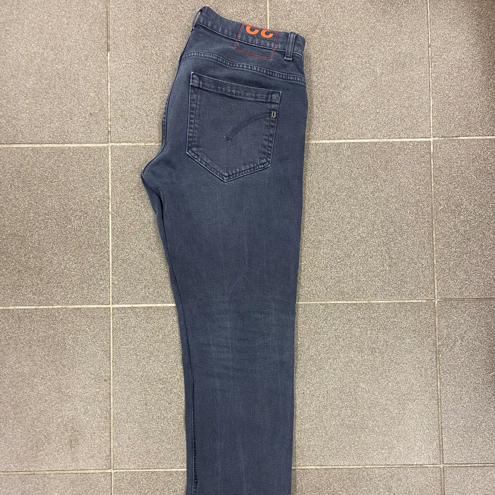 Hej! Jag säljer dessa tvär feta dondup jeans i modellen George🎯dem är extremt eftertraktade!🎯storlek 32🎯skick 9,5/10🎯nypris=4000kr 🎯mitt pris=699kr!🎯hör av dig vid frågor!. Jeans & Byxor.