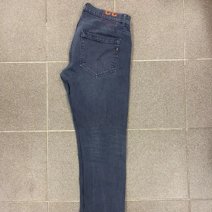 Dondup jeans - Hej! Jag säljer dessa tvär feta dondup jeans i modellen George🎯dem är extremt eftertraktade!🎯storlek 32🎯skick 9,5/10🎯nypris=4000kr 🎯mitt pris=699kr!🎯hör av dig vid frågor!