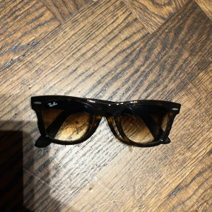 Reybans wayfarer - Reybans wayfarer köpta i en reyban butik i England använda cirka 2-3 gånger