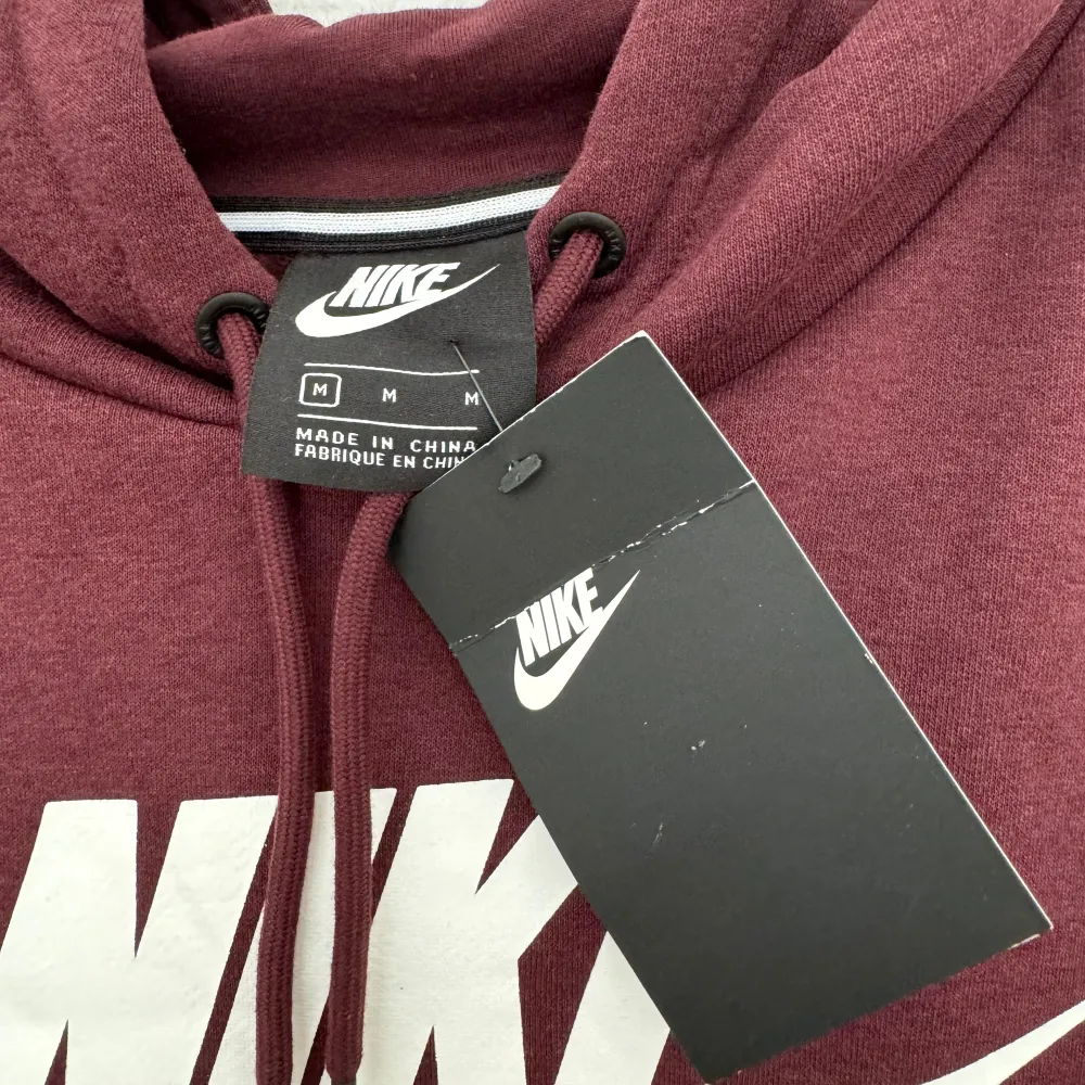 Kort träningströja från Nike   Aldrig använd. Hoodies.