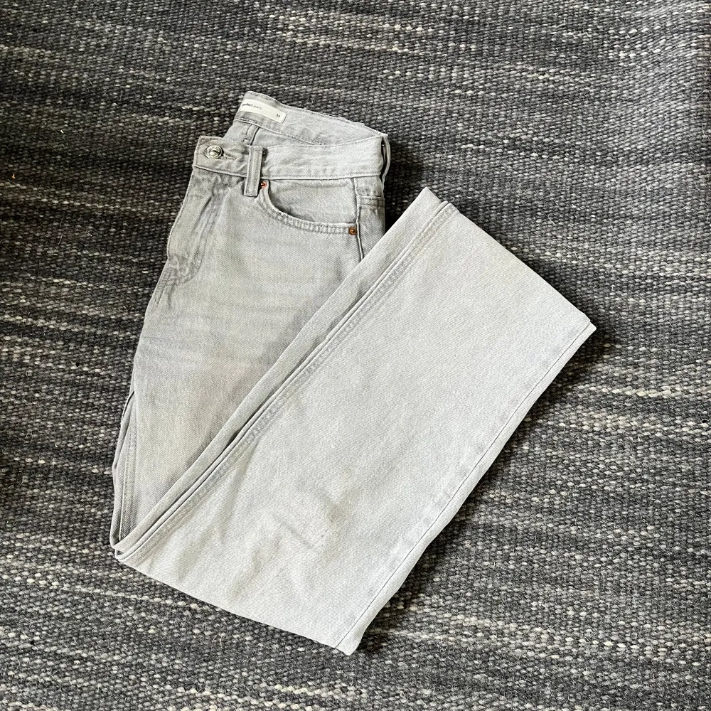 Ett par grå jeans från Gina tricot i storlek 32. Väl använda men i väldigt bra skick, nedre kanterna på benen är lite fransiga och slitna - en snygg detalj. Säljs pga att de tyvärr är för små💘. Jeans & Byxor.