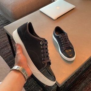 Lanvin uk8 - Lanvin cap toe uk 8 marinblå. Skick 9/10. Ett par extremt fräscha skor! Storlek uk8 vilket motsvarar 41-42 samt sitter stort i storleken. Hör av dig vid funderingar💯