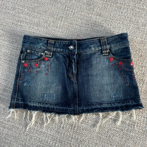 Jeans kjol  - Säljer min supper söta jeans kjol med röda detaljer😍 i storleke 32.