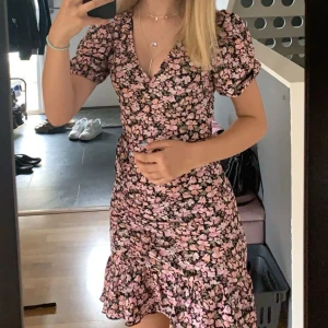 Klänning - I väldigt bra skick, använd ett fåtal gånger. Säljer då den blivit förliten.