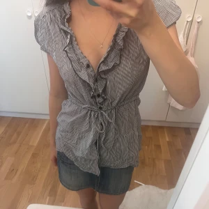 Söt blus💓 - Säljer denna söta blus då jag inte använder den. Den är i bra skick och i storlek 40 men passar bra på mig som är en S då man kan dra åt snörena💓