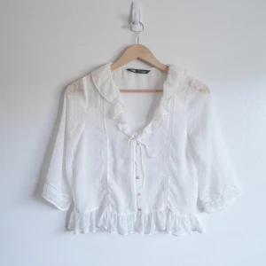 Vit blus - Supergullig vit blus från zara💕 Väldigt fint skick då den sällan används🥰